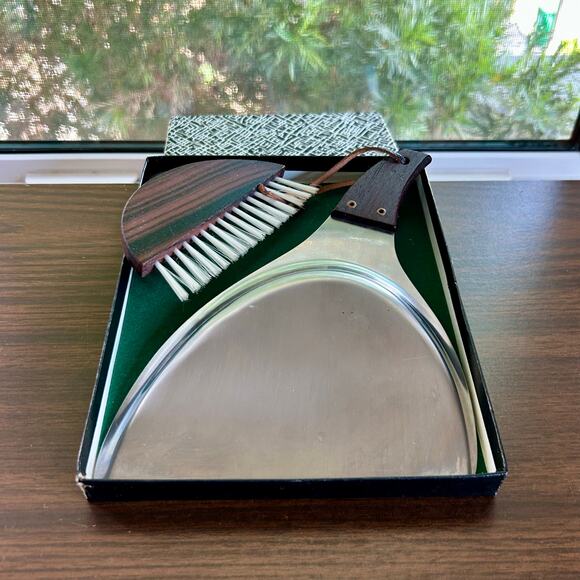 Vintage Modernist Desk Crumb Brush and Pan Set with Magnetic Wood Handle - Picture 4 of 11